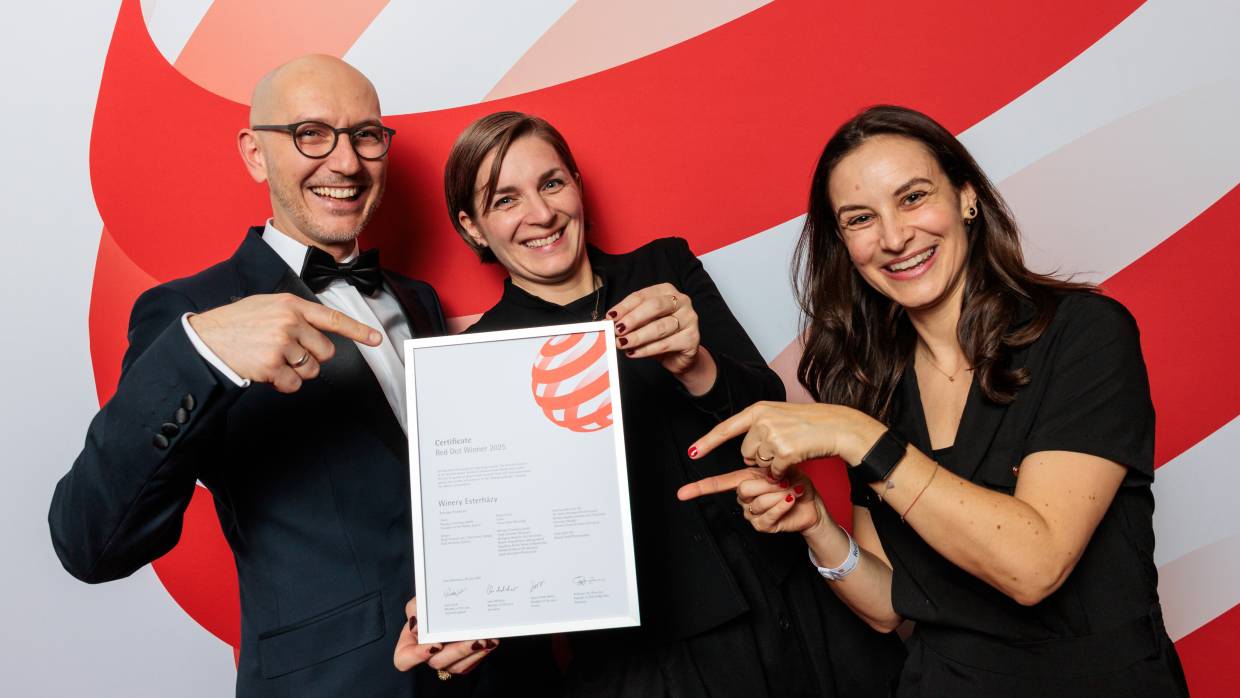 Ivo Lubar, Leitung Design Esterházy Betriebe AG, Illustratorin Birgit Kiennast und Senior Brand Managerin Stephanie Artner freuen sich über den Red Dot Design Award für das Weingut Esterházy.