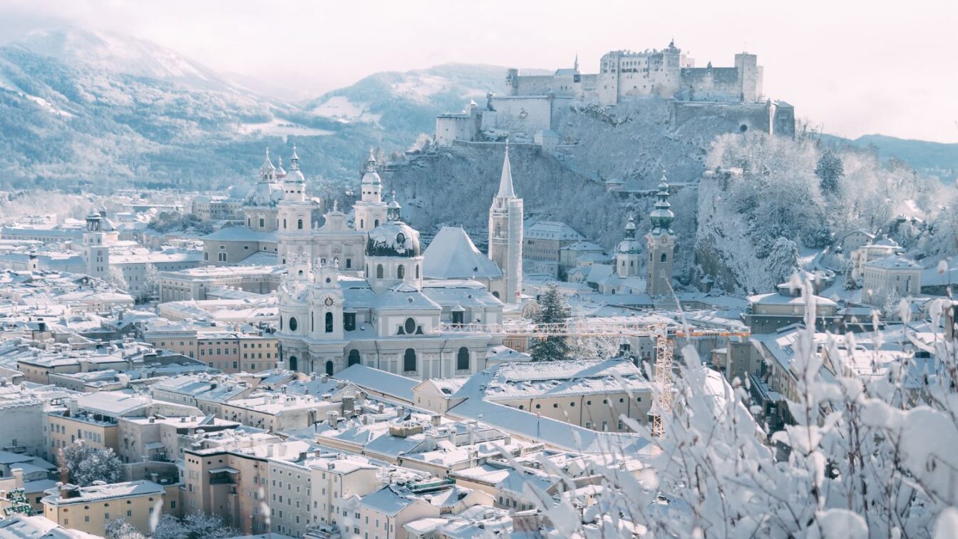 Verschneites Salzburg im Winter mit Festung Hohensalzburg