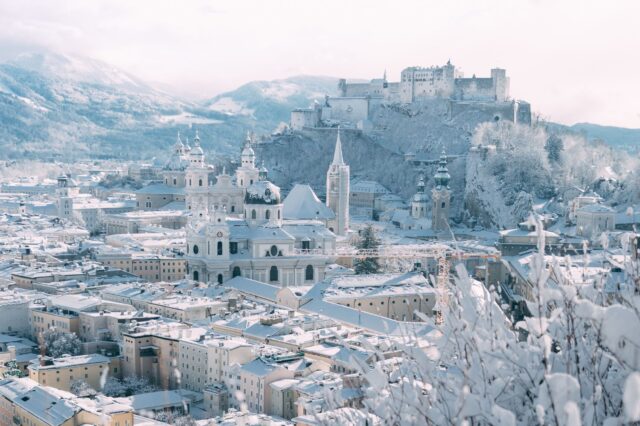 Verschneites Salzburg im Winter mit Festung Hohensalzburg