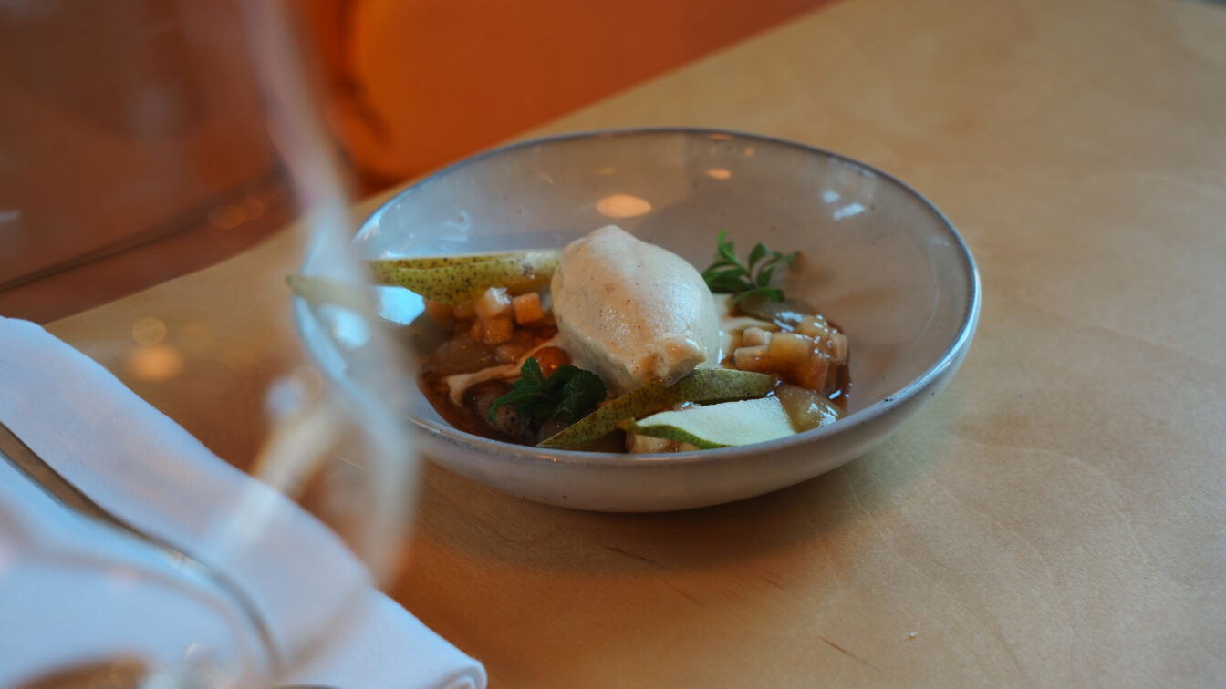 Birne-Mohn-Dessert mit veganem Lebkucheneis im 6-Gänge-Menü in der Speis am Lend