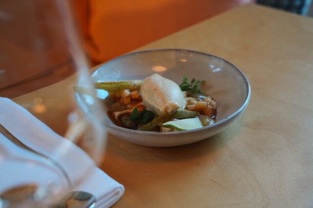 Birne-Mohn-Dessert mit veganem Lebkucheneis im 6-Gänge-Menü in der Speis am Lend