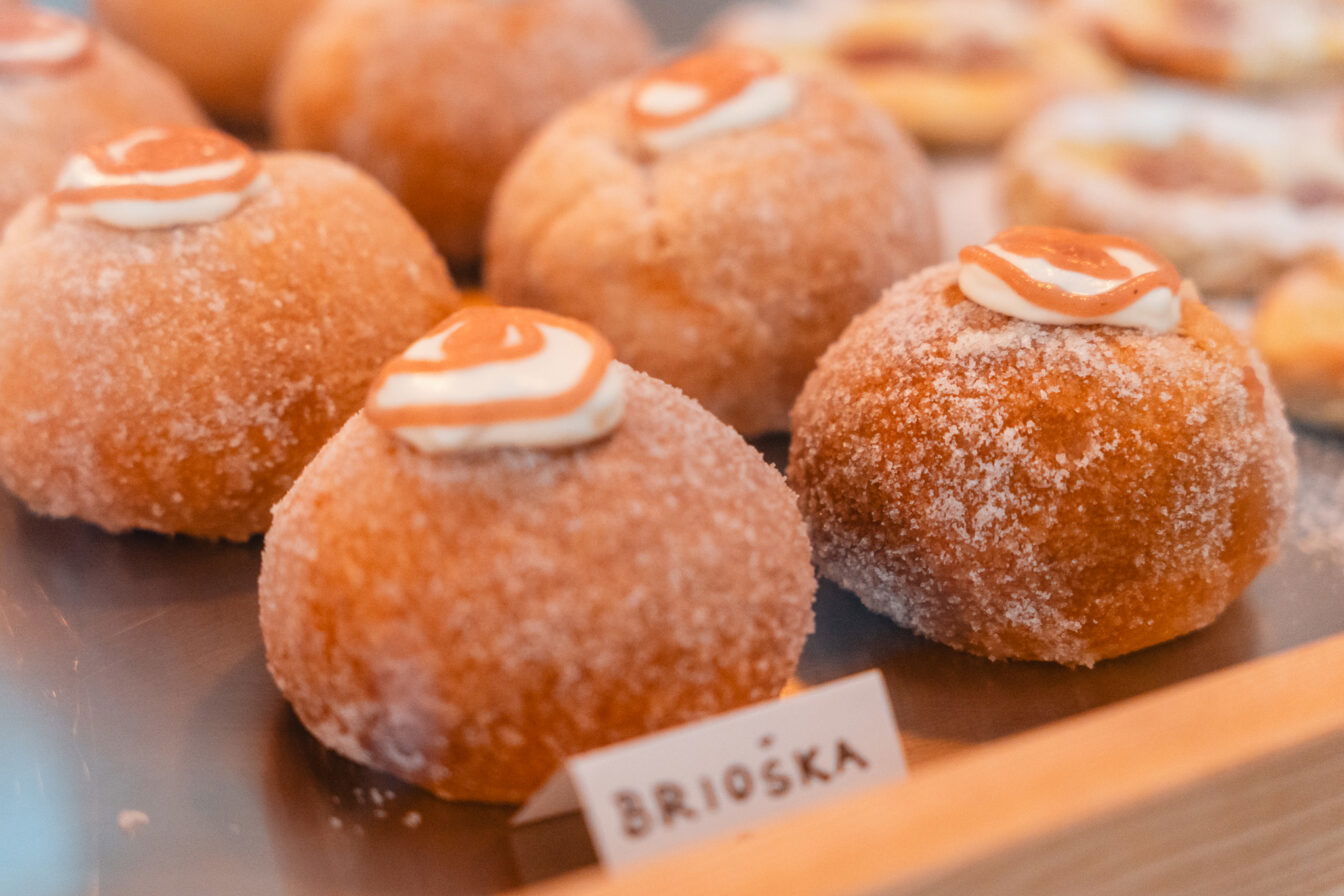 Frisches Gebäck in einem Café in Brno.