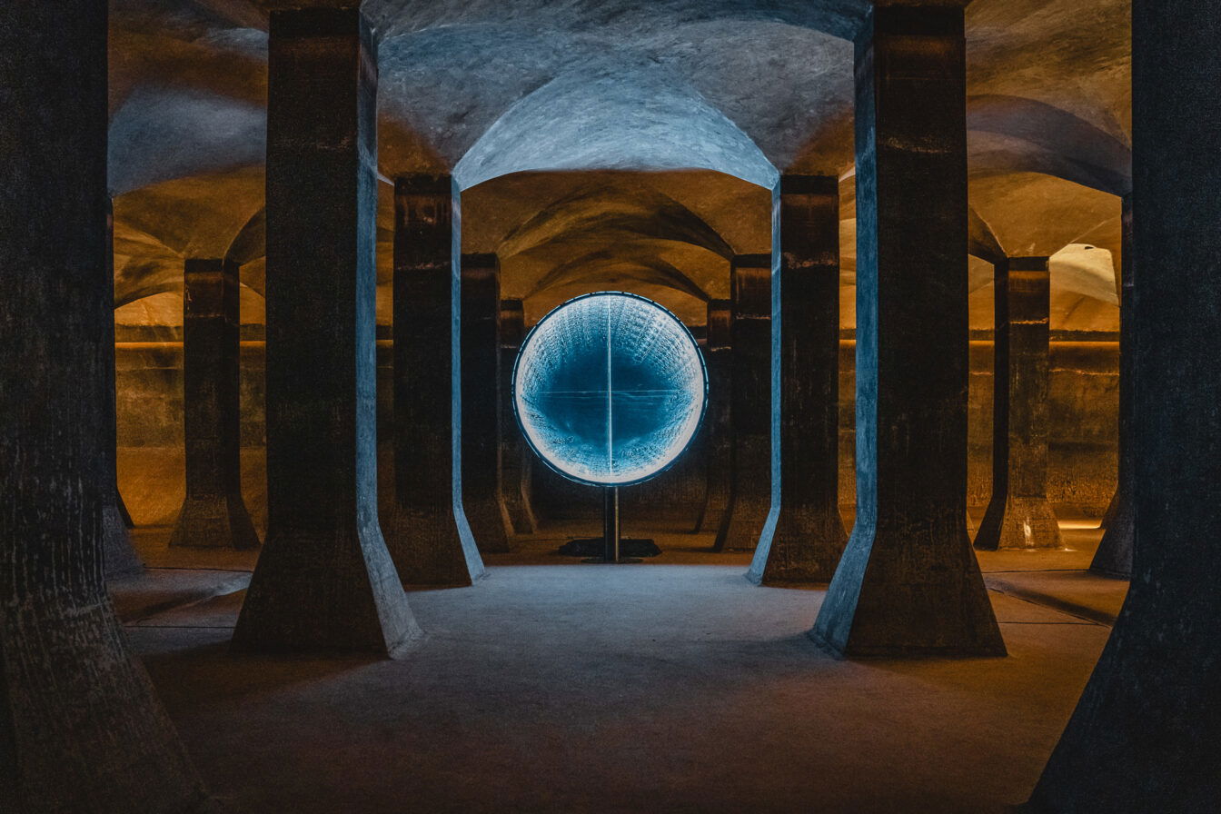 Einer der Wasserspeicher mit Lichtinstallation in Brno.
