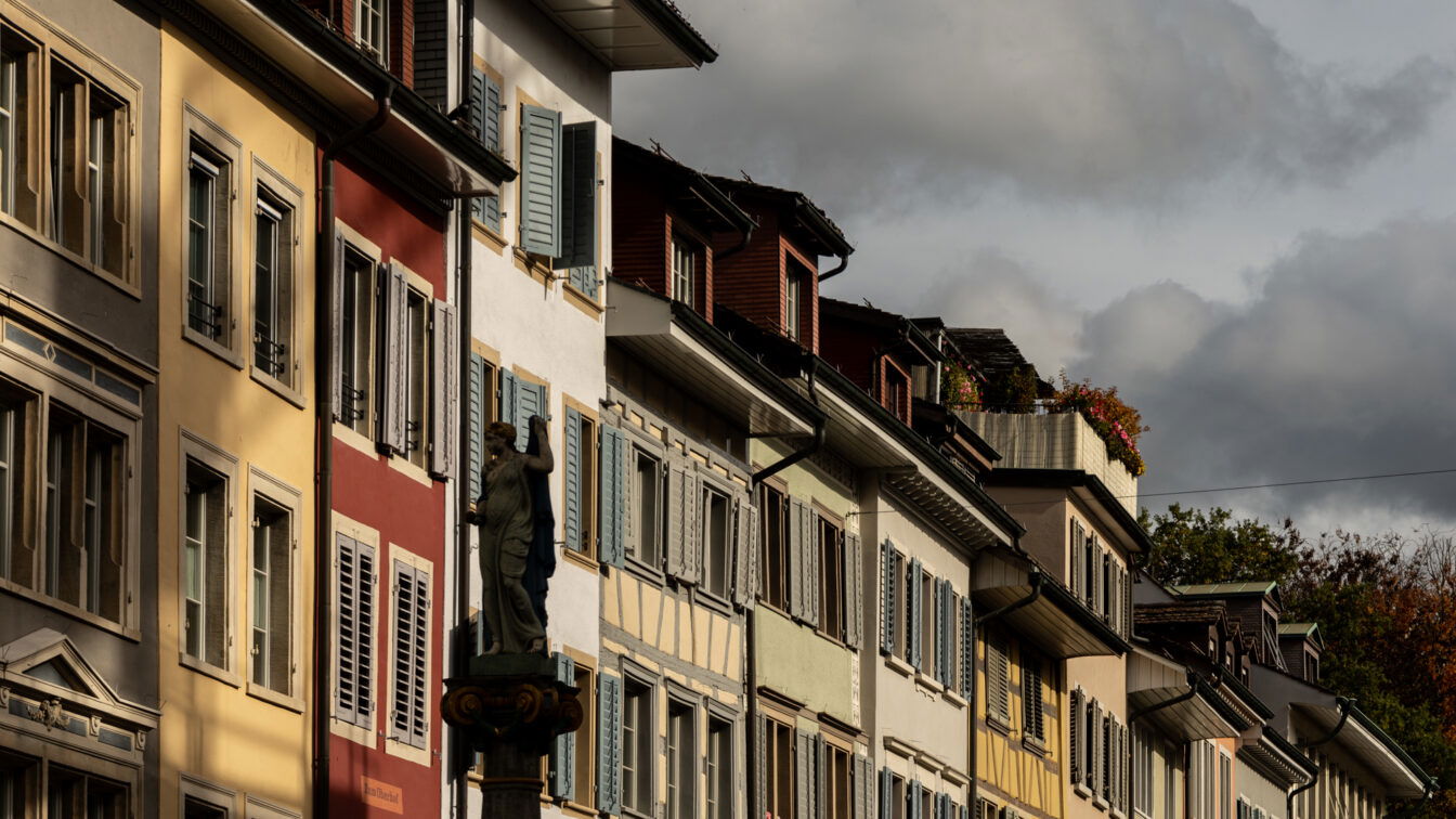 Guide für Winterthur, eine Häuserzeile der Altstadt mit bunten Fensterläden