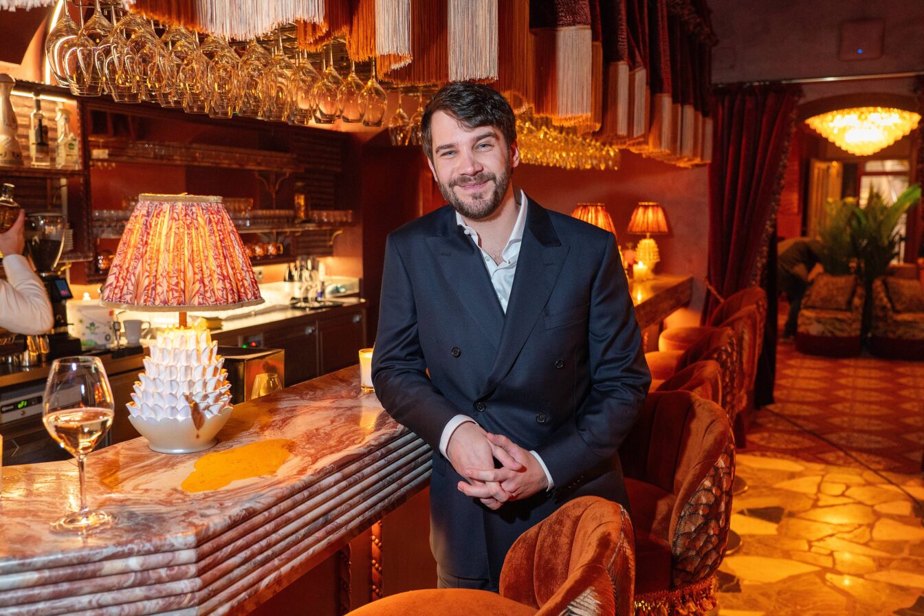 Alexander Schrack in seiner Le Fou Bar in Wien