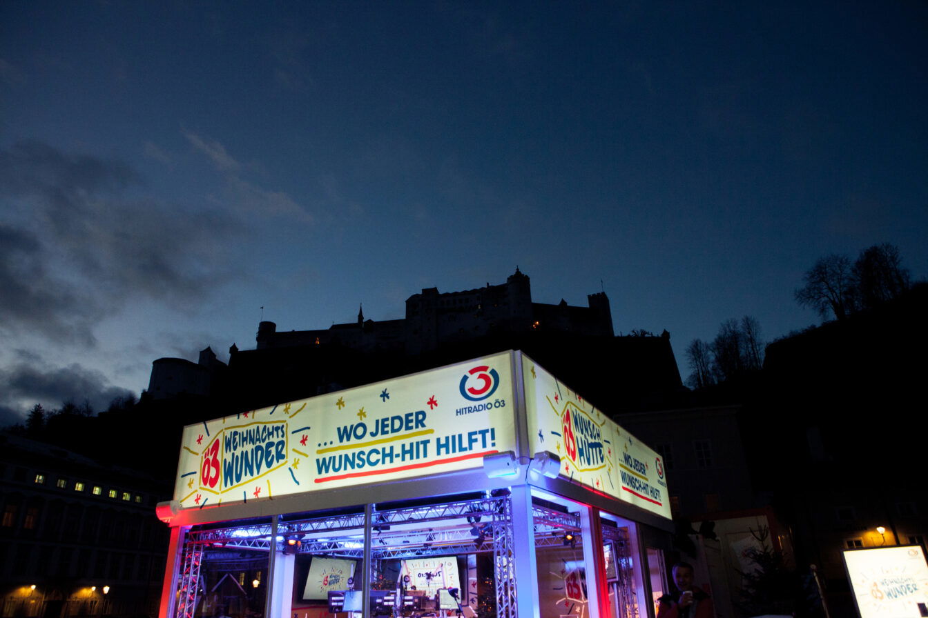 Ö3-Weihnachtswunder-Studio bei der Premiere 2014 am Kapitelplatz in Salzburg