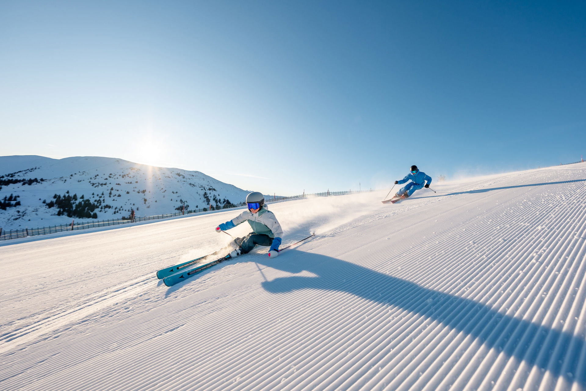 zwei Personen fahren Ski auf Piste (c) Hochkönig Tourismus GmbH