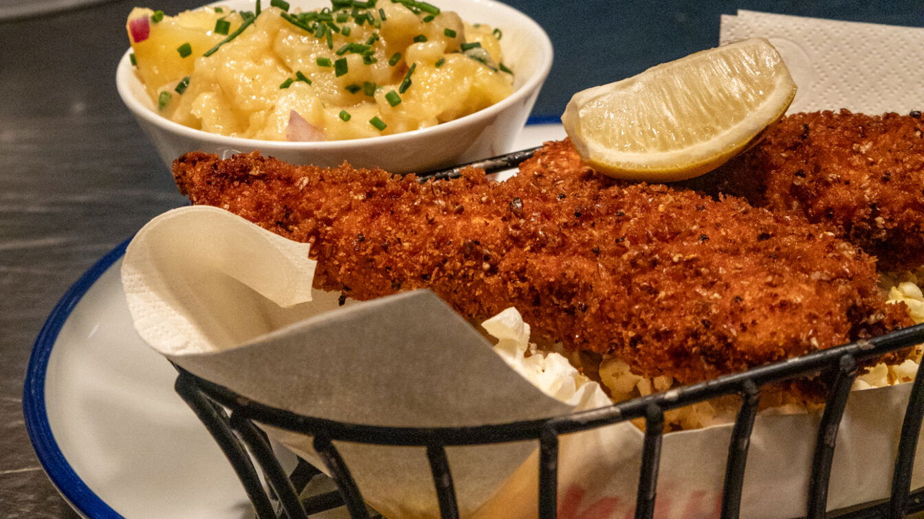 Backhendl in mit Braumalz verfeinerter Panade und Erdäpfelsalat im Zur Liesl in der Tabakfabrik in Linz