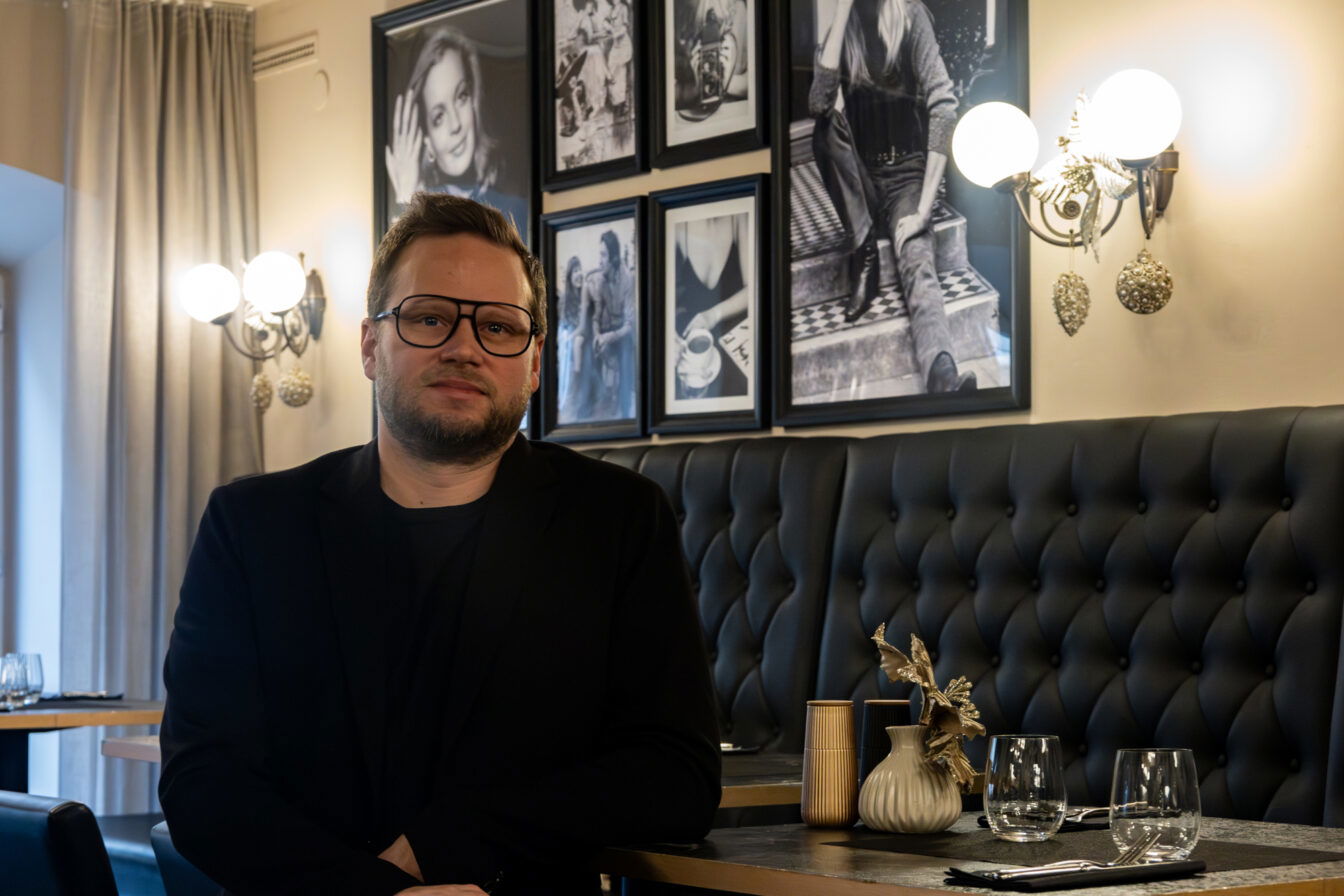 Christoph Trabesinger in seinem Coco Bistrot Cafe Bar a Vin in Linz, wo es französischen Flair und 1+1 Cremant und Vorspeise gibt