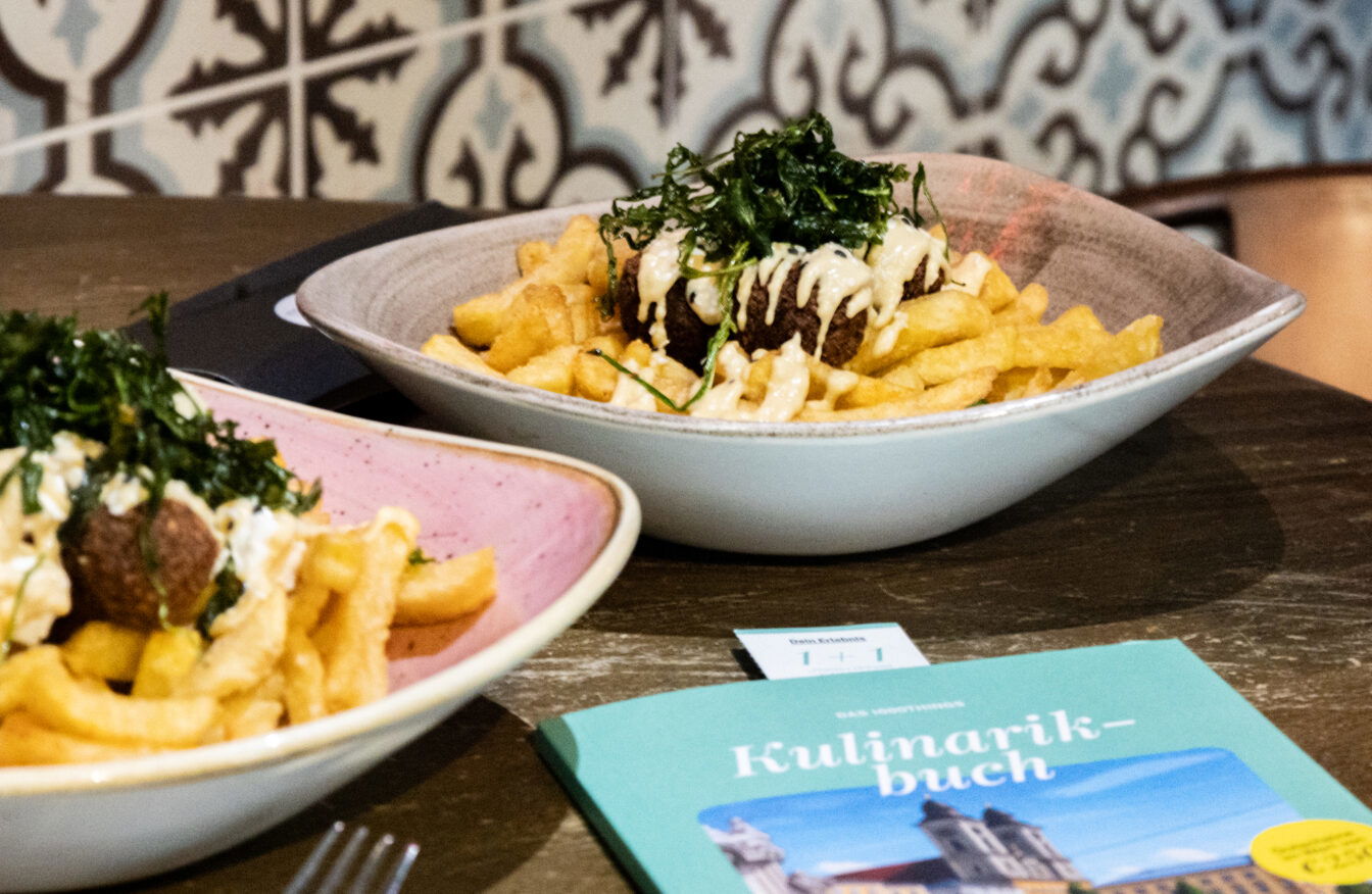 Im Deli Linz + Friends gibt es 1+1 Falafel Oriental Menü und das Gefühl, im eigenen Wohnzimmer zu sitzen