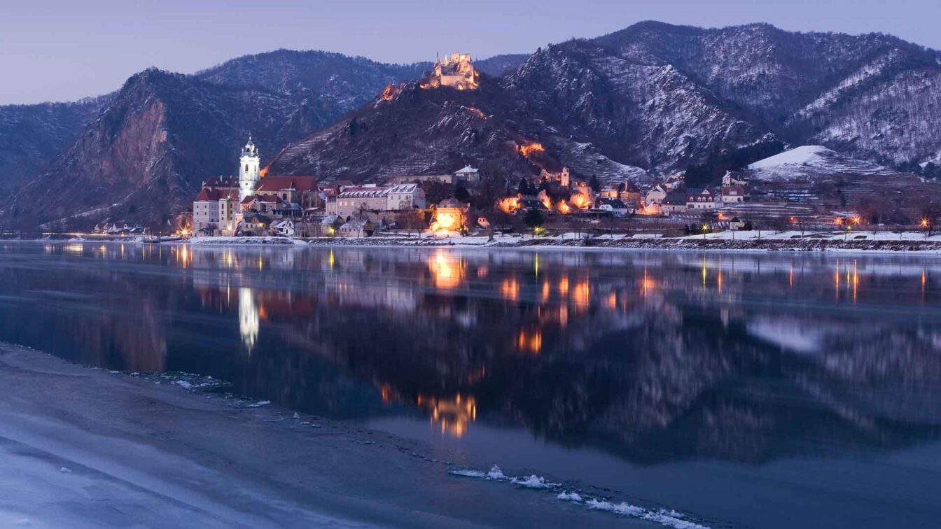 Blick von der Donau aus auf Dürnstein im Advent