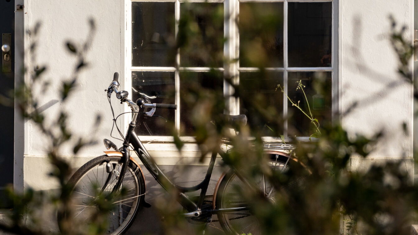 Ein Fahrrad, was vor einem Haus steht