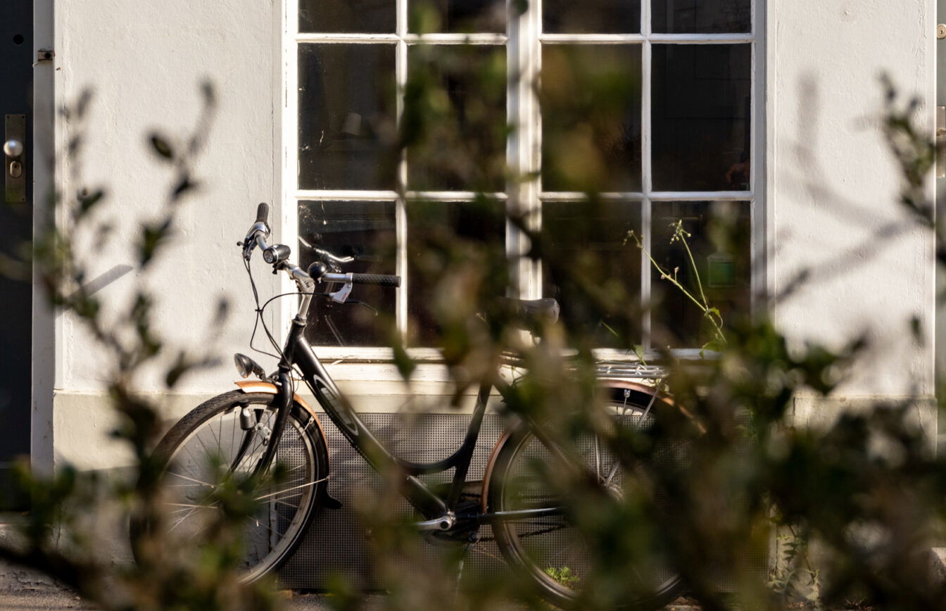 Ein Fahrrad, was vor einem Haus steht