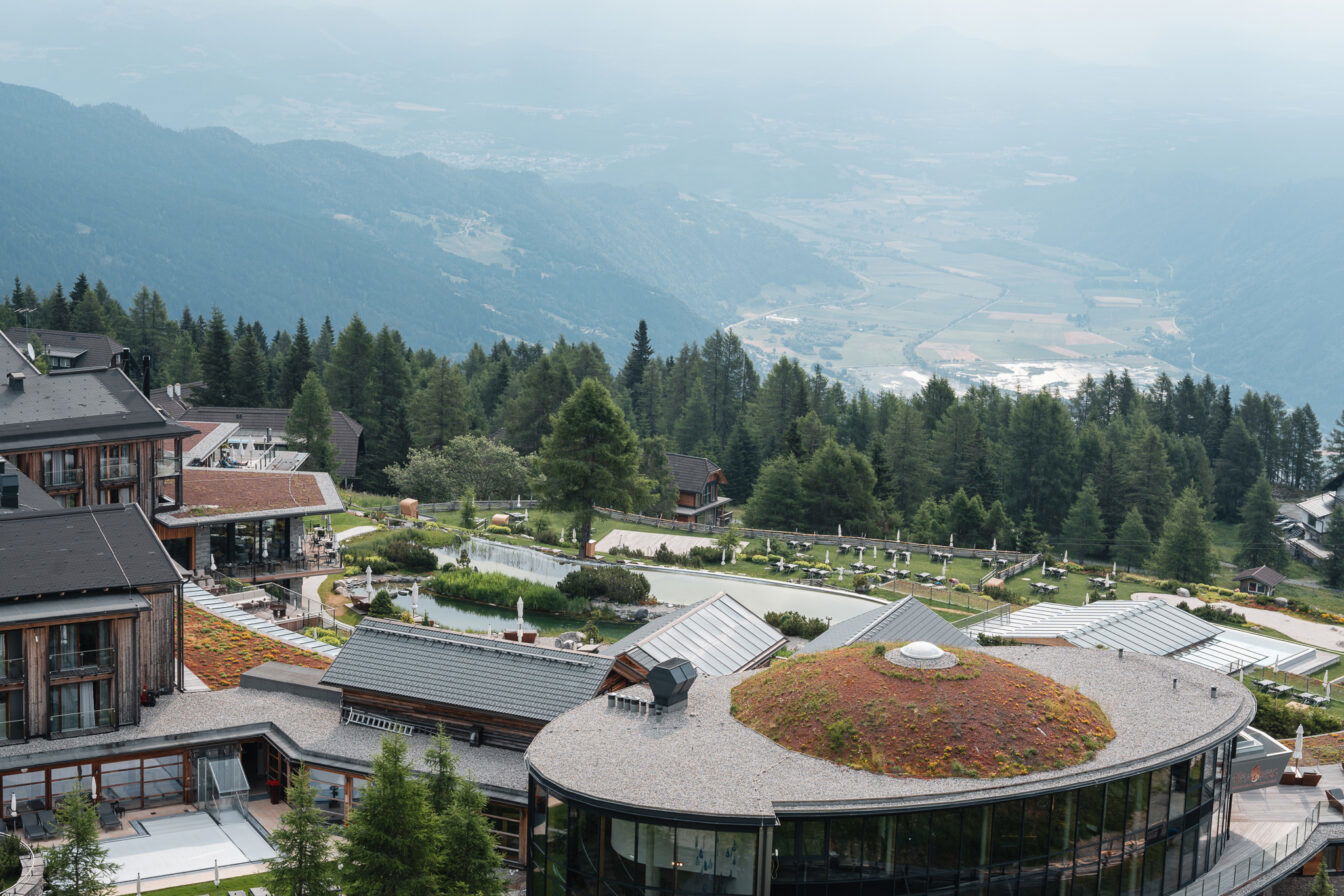 Das Mountain Feuerberg Resort von oben mit Blick auf See und Berge