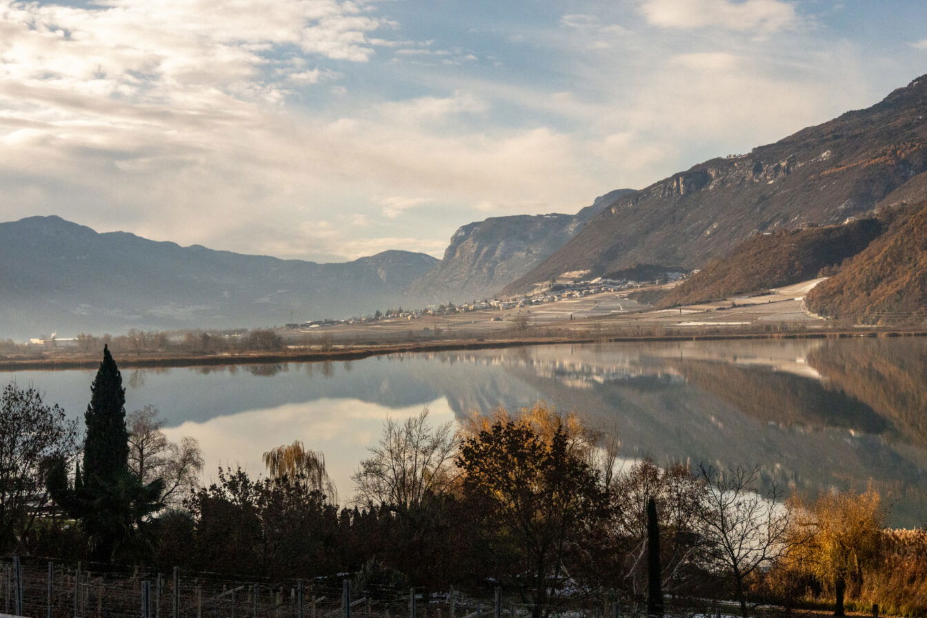 Der Kalterer See in Südtirol mit Spiegelung