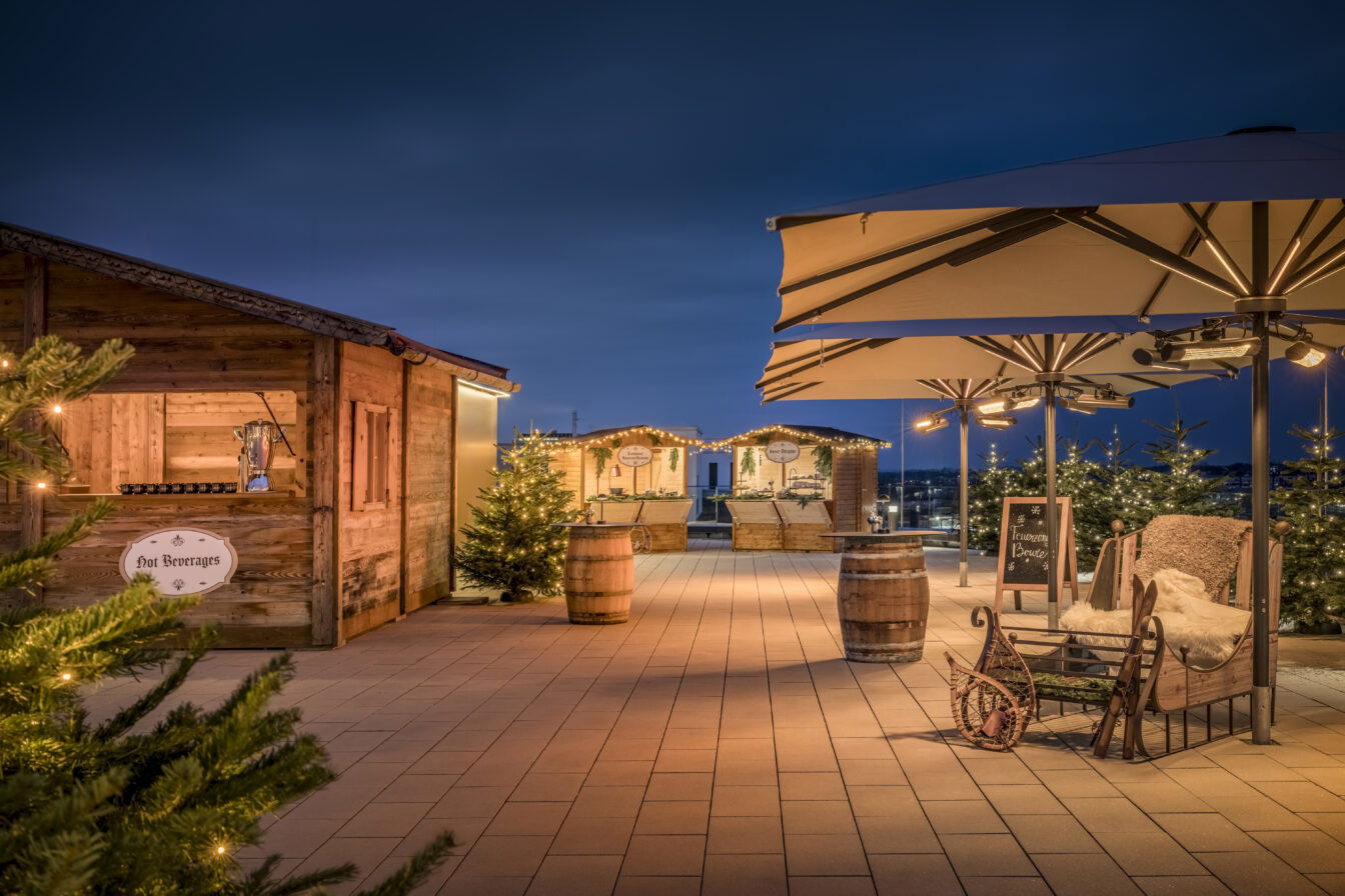 Eine weihnachtliche Dachterrasse in einem Hotel in München