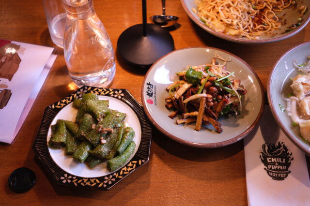 gedeckter Tisch mit Speisen im Restaurant Sichuan Ravioli in Wien