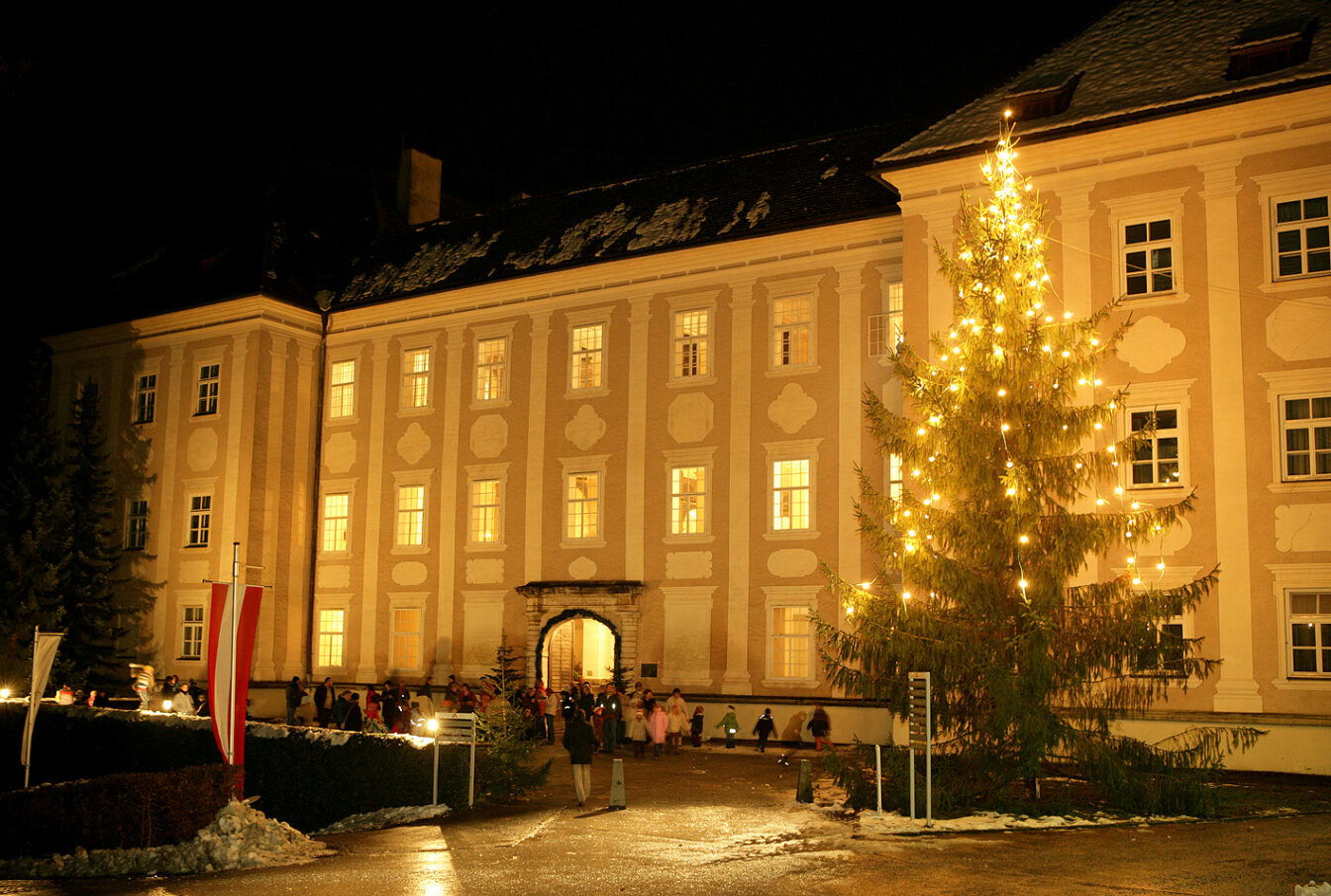 das weihnachtlich dekorierte Lipizzanergestüt Piber in der Steiermark