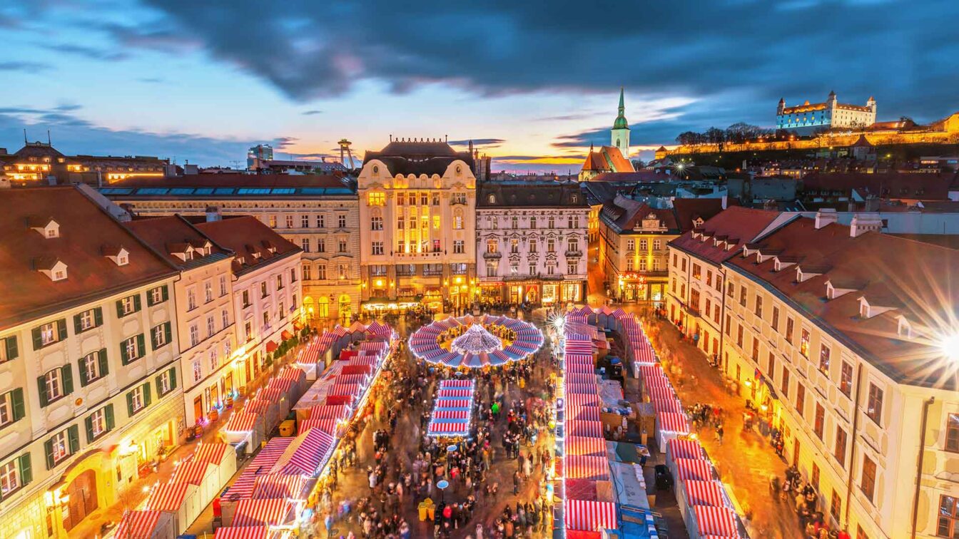Blick auf den Weihnachtsmarkt in Bratislava