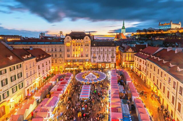 Blick auf den Weihnachtsmarkt in Bratislava