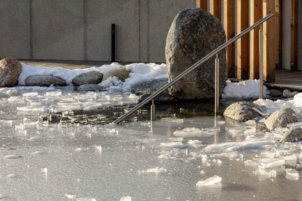 Ein Pool eines Wellness Hotels in deutschland, mit Eis und Möglichkeit zum Eisbaden