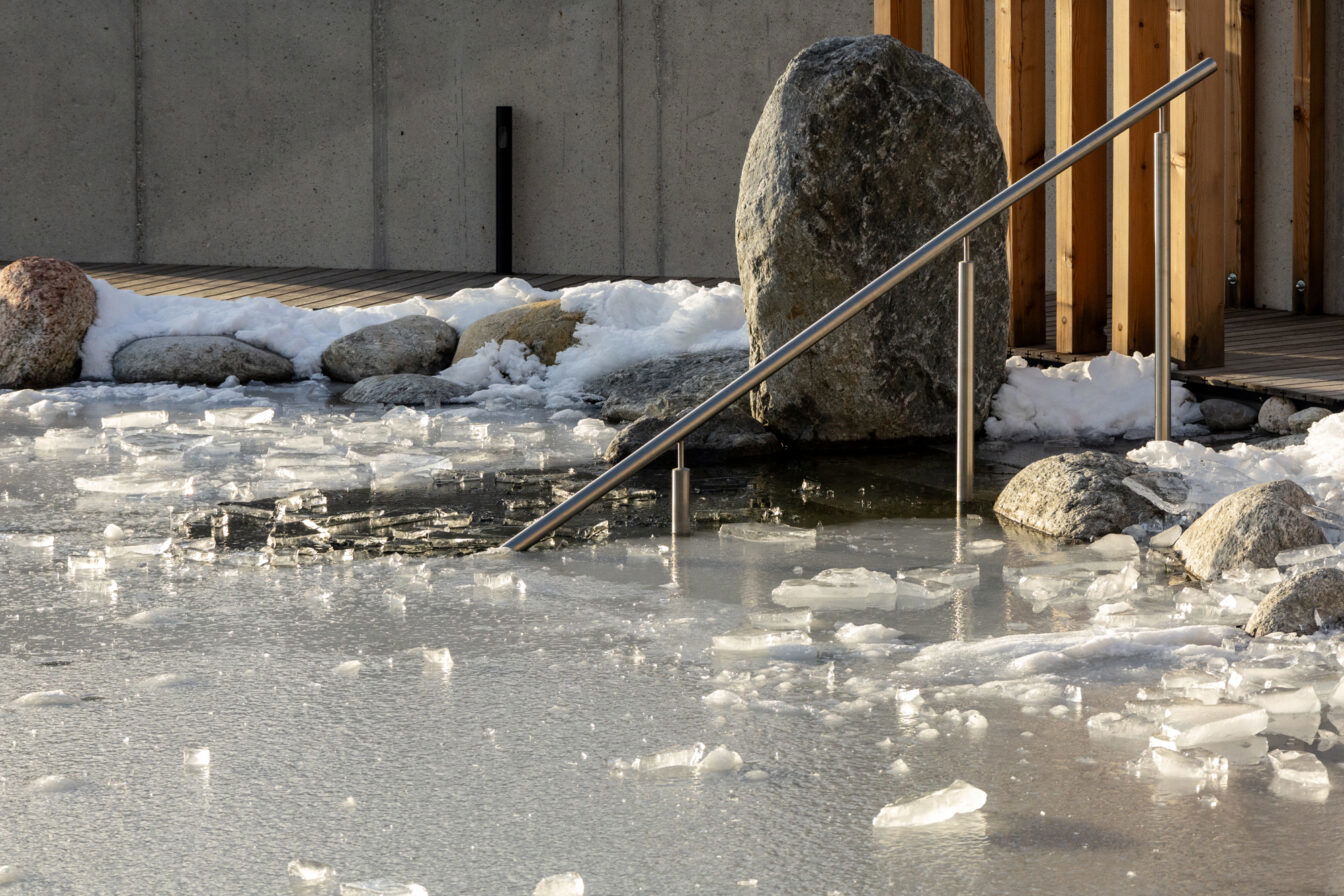 Ein Pool eines Wellness Hotels in deutschland, mit Eis und Möglichkeit zum Eisbaden