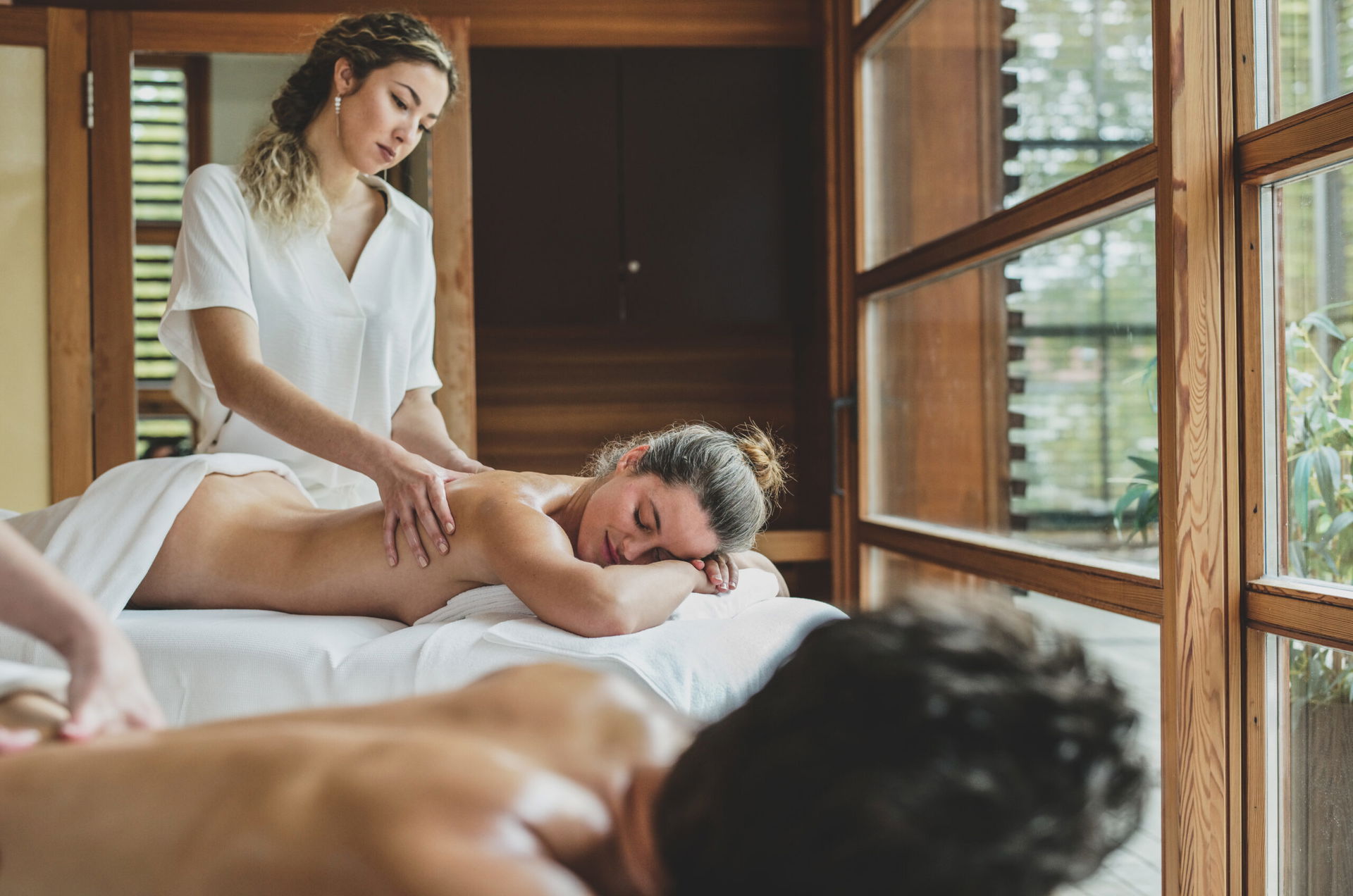 Zwei Personen werden in Hoteltherme massiert (c) Ciril Jazbec