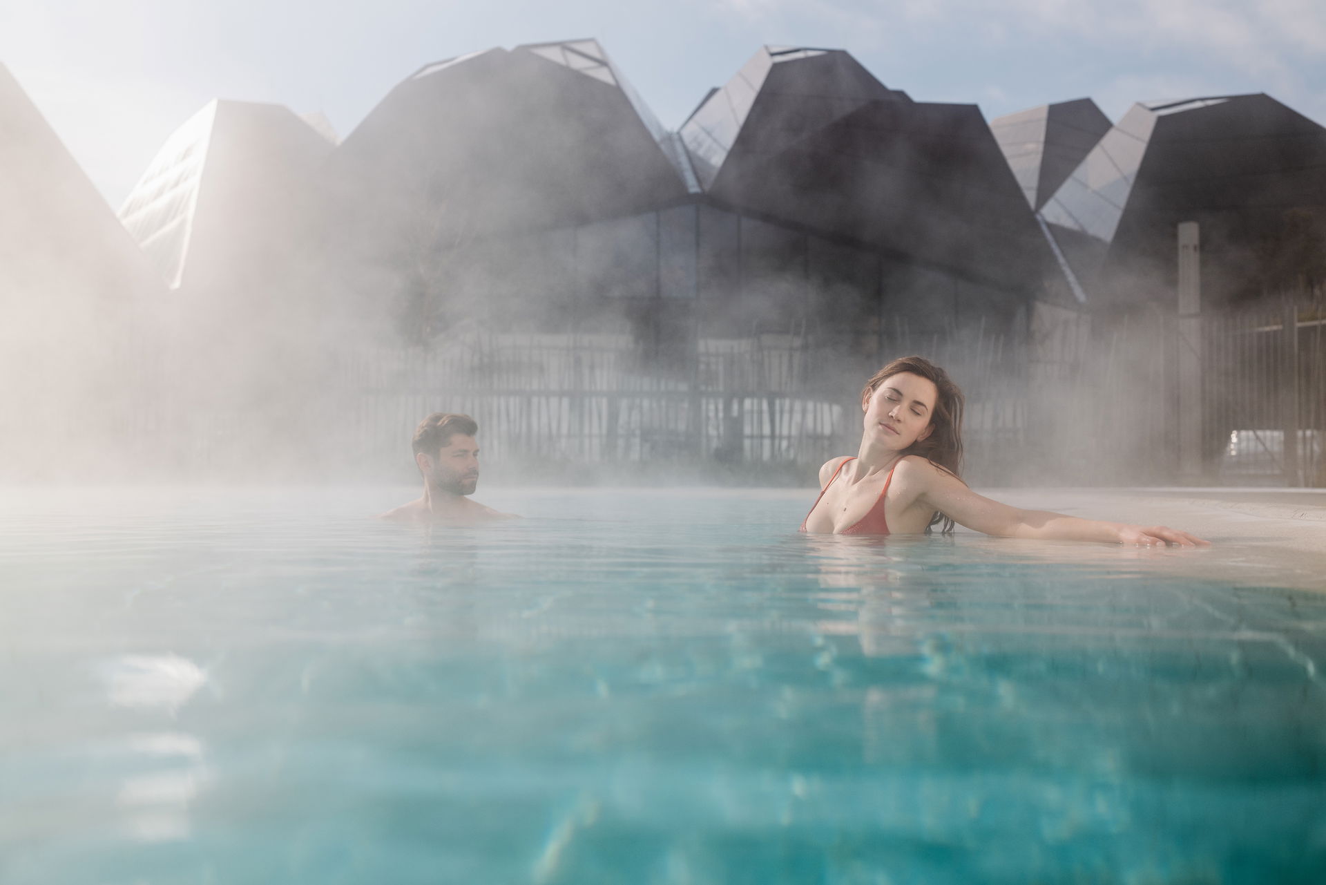 Personen in Therme im Swimmingpool draußen in Slowenien (c) Ciril Jazbec