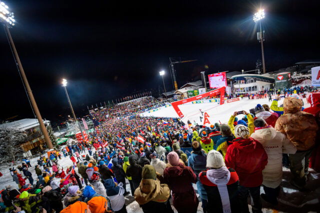 Audi FIS Ski Weltcup Damen Nachtslalom Flachau 2024 das Rennen bei Flutlicht auf der Hermann Maier FIS Weltcupstrecke mit einer top Zuschauerkulisse.