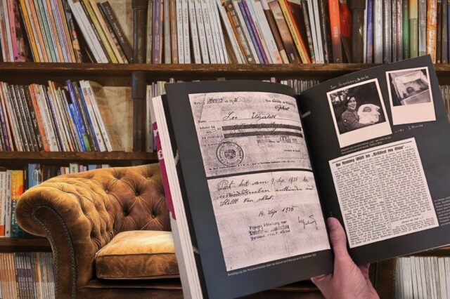 Person hält Buch in der Hand: Schauspieler lesen Holocaust-Berichte