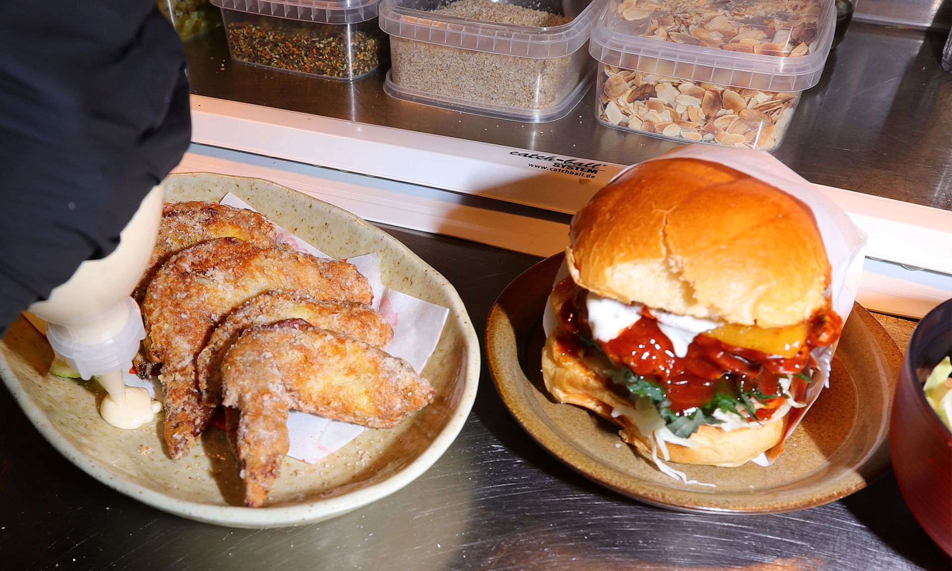 Burger und Chicken Wings von Chicken Karate