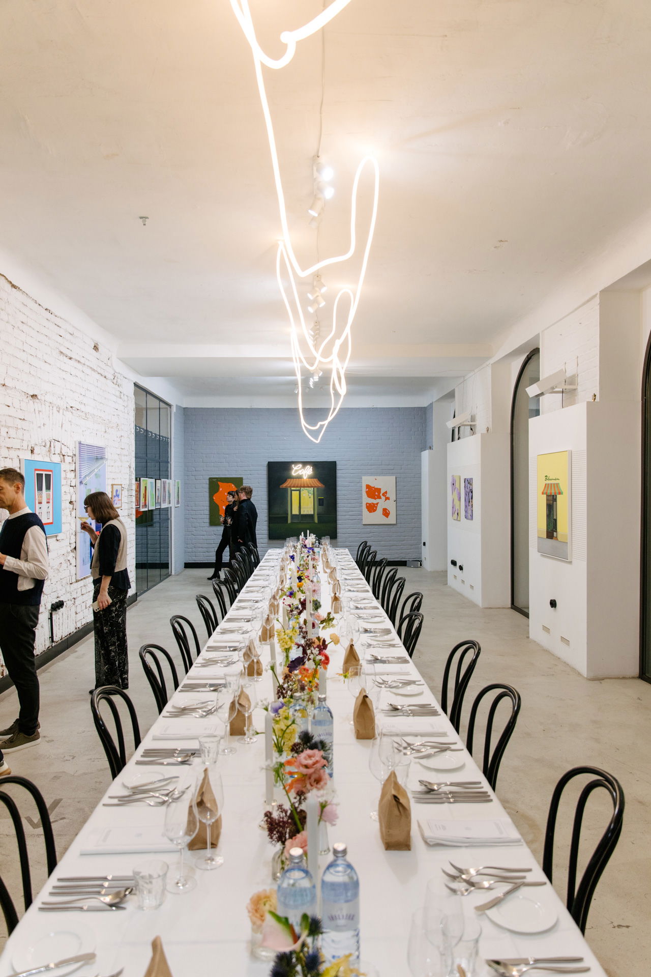 eine angerichtete Tafel für ein Artist Dinner steht im Ausstellungsraum Davy Art Space in Wien im 7. Bezirk