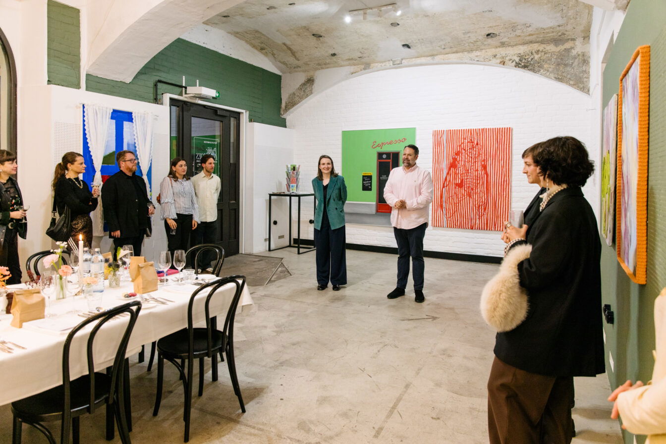 Menschen besichtigen eine Ausstellung mit Dinner im Davy Art Space in Wien im 7. Bezirk