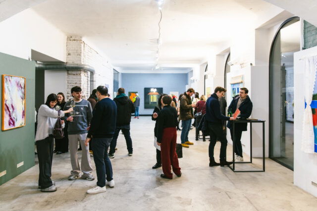 Menschen besichtigen eine Ausstellung im Davy Art Space in Wien im 7. Bezirk