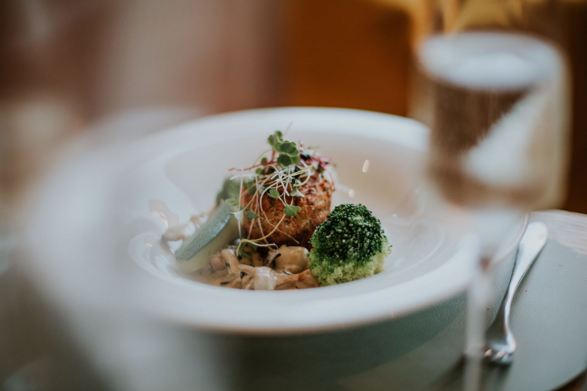 Teller mit Essen in Hotel (c) tinksi