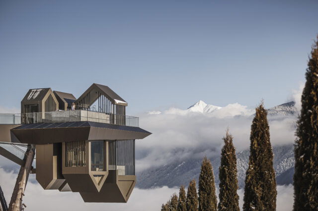 Schwebend zwischen Himmel und Erde eröffnet das Alpin Panorama Hotel Hubertus eine Welt, in der Natur und Luxus zu vollendeter Harmonie verschmelzen. (c) Manuel Kottersteger