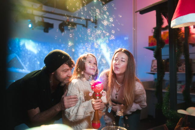 zwei Erwachsene und ein Kind erkunden das Immersum Wien