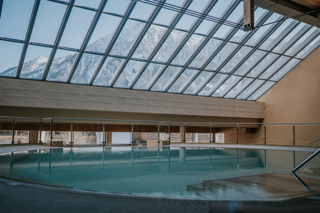 Hotelpool unter Glasdach (c) tinksi