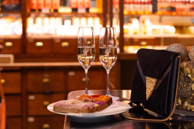 Brötchen und Sektflöten des Schwarzen Kameels beim Opernball