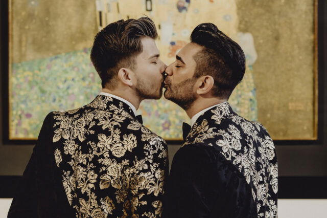 Zwei Männer küssen sich vor Gustav Klimt's "Der Kuss" im Belvedere im Rahmen einer Valentinstag-Aktion