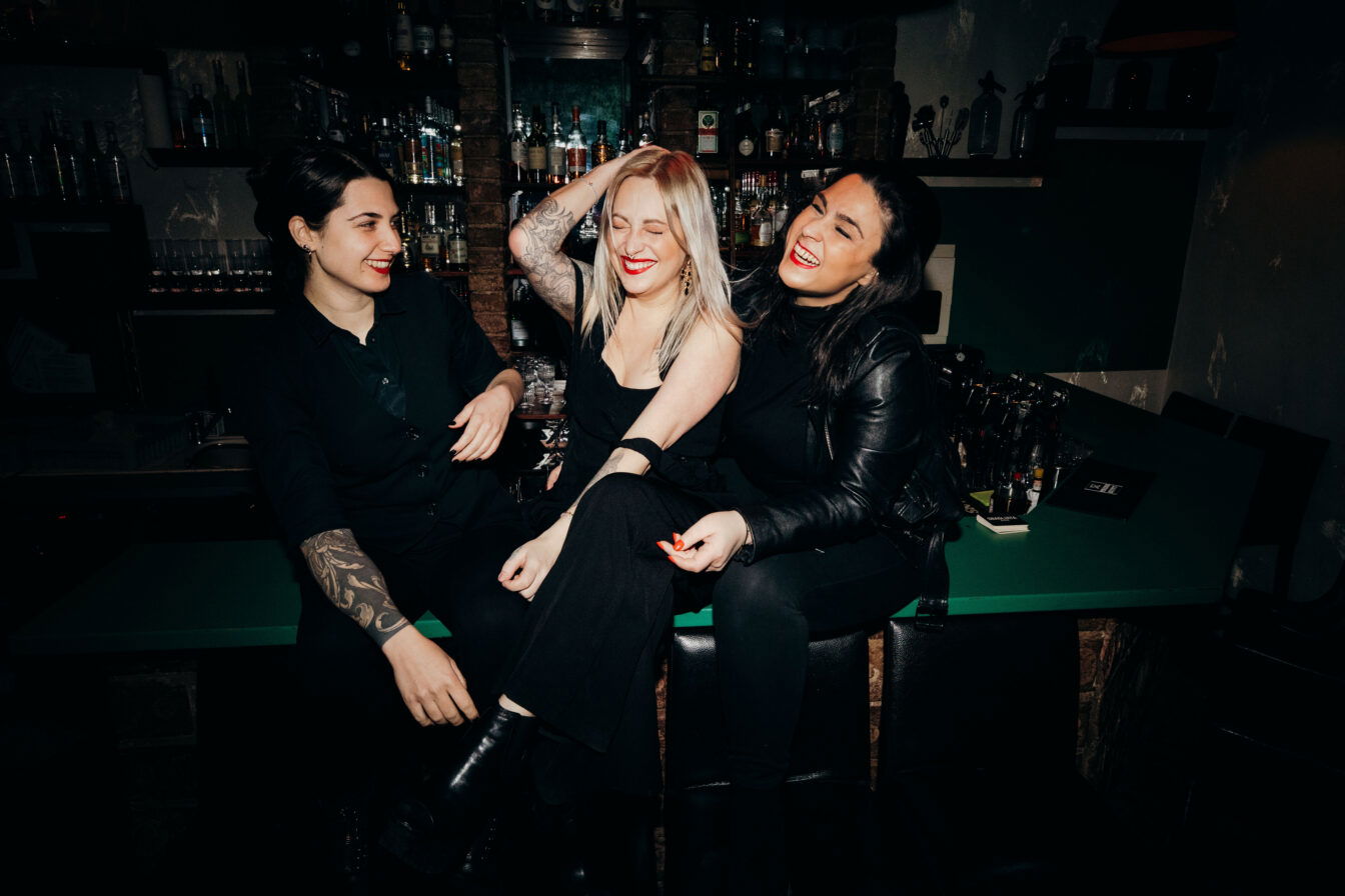 Isabella Lombardo (mitte), Kathi Gazda (links) und Solmaz Engelhardt (rechts) in der Mamas Bar in Wien