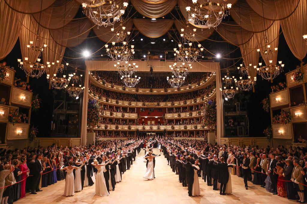 Debütant*innen eröffnen den Wiener Opernball in der Staatsoper