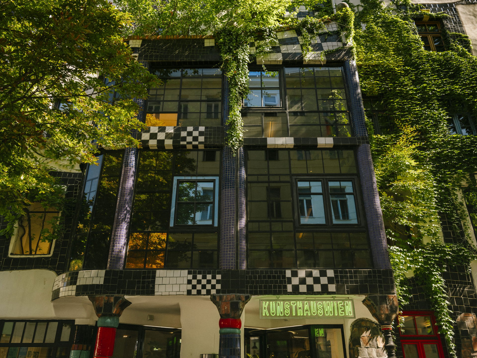 Begrünte Fassade vom KunstHausWien