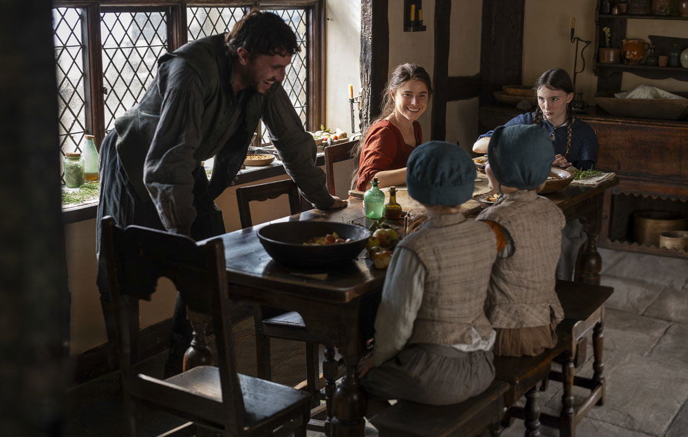 Szene aus Hamnet: William Shakespeare und seine glückliche Familie