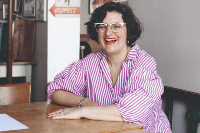 Stefanie Herkner alias die Herknerin sitzt auf einem Tisch in ihrem Restaurant in Wien