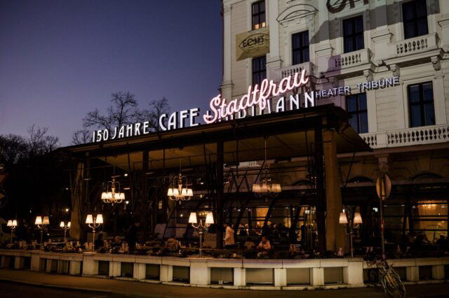 der Schriftzug Cafe Landtmann wird zum Weltfrauentag um "Stadtfrau" ergänzt