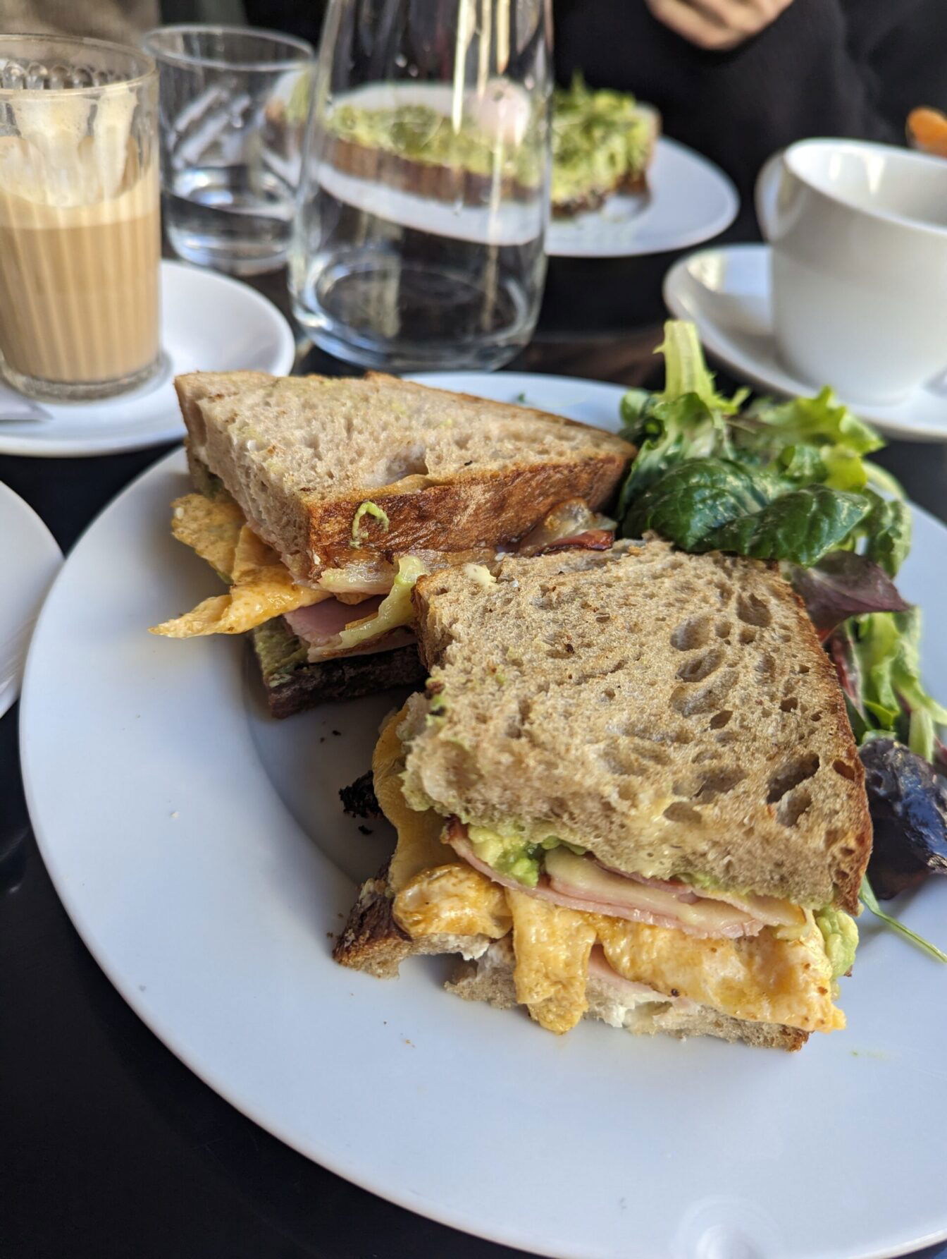 ein gefülltes Sandwich im Cafe Propeller in Wien