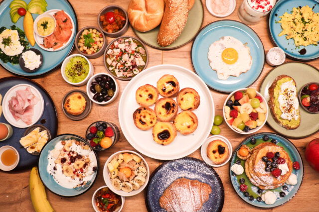 ein gedeckter Tisch mit Speisen zum portugiesischen Brunch im Restaurant Contigo im Senhor Vinho in Wien