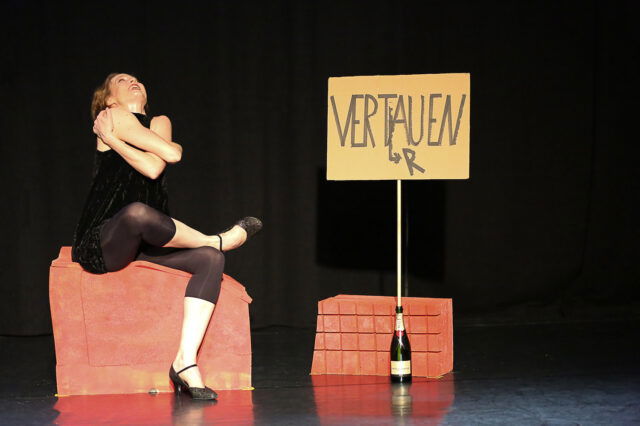 eine Performance auf einer Theaterbühne in Wien