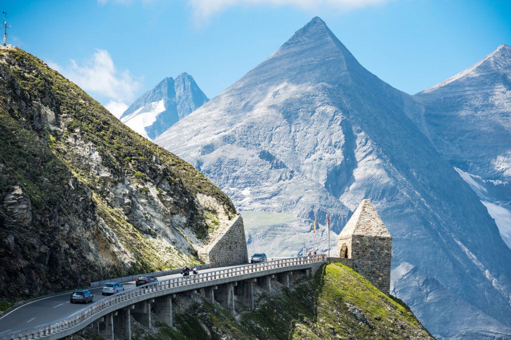 Blick auf den Goßglockner und die Fahrzeuge auf der Goßglockner Hochalpenstraße